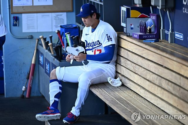 더그아웃에 앉아있는 오타니 쇼헤이