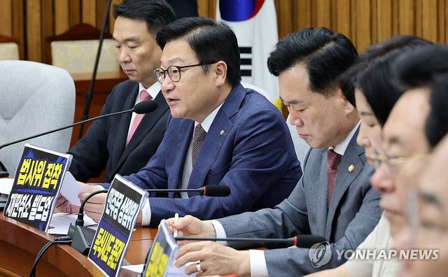 원내대책회의 발언하는 정점식 원내대표