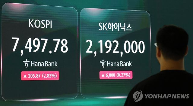 서울 중구 하나은행 본점 딜링룸 현황판을 지켜보는 트레이더