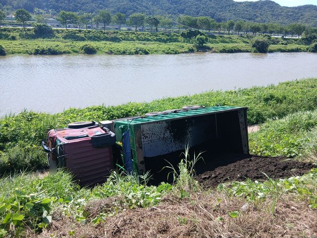 전도된 화물트럭