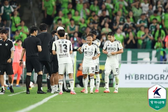 이승우(10번)의 골에 기뻐하는 전북 선수들