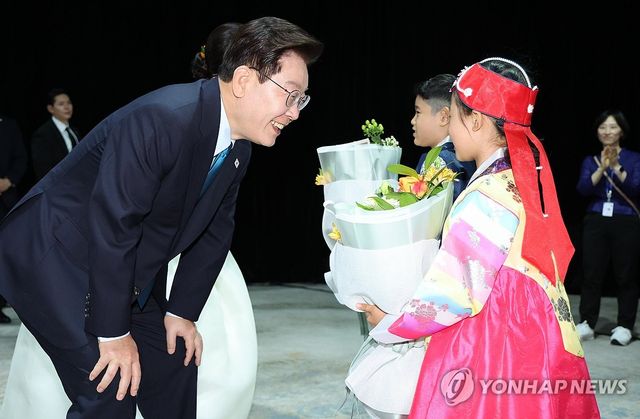 화동과 인사하는 이재명 대통령 부부