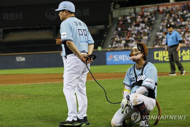 강아지 퍼포먼스 하는 황성빈