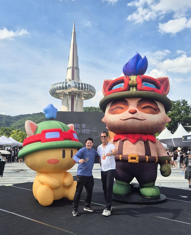 기념사진 찍는 라이엇게임즈 임원들