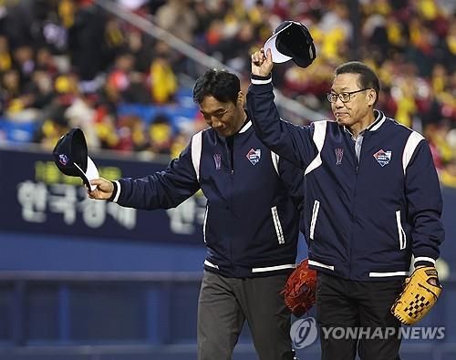 2023년 한국시리즈에서 시구한 김용수(오른쪽)와 김동수
