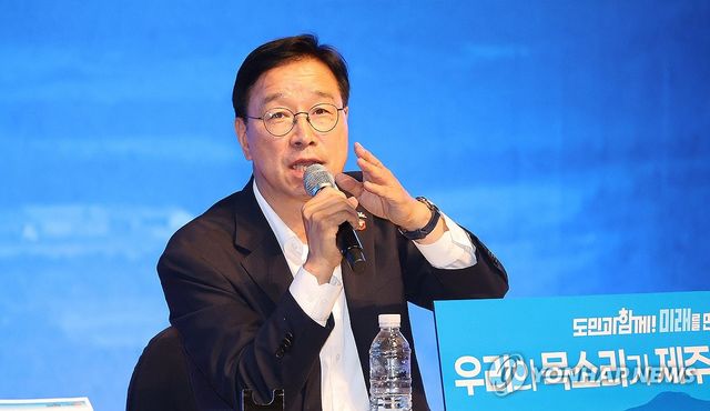 질문에 답변하는 위성곤 제주지사