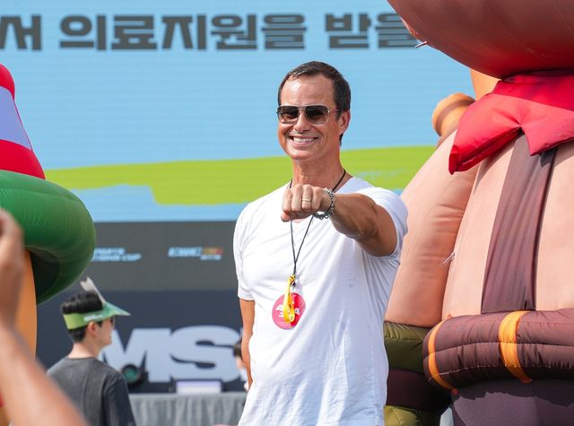 기념사진 찍는 존 니덤 라이엇게임즈 사장