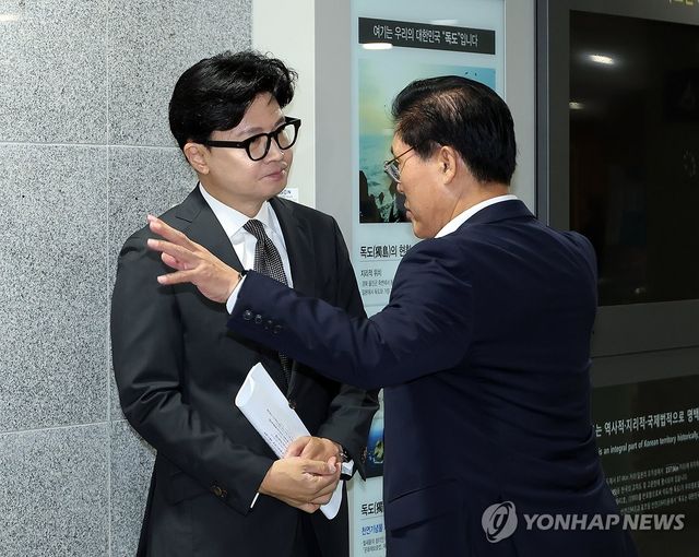 송석준 의원과 얘기 나누는 한동훈 의원