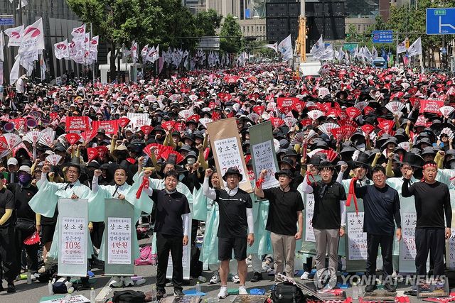 구호 외치는 공무원·교사들