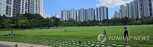폭염에 한산한 도심 공원