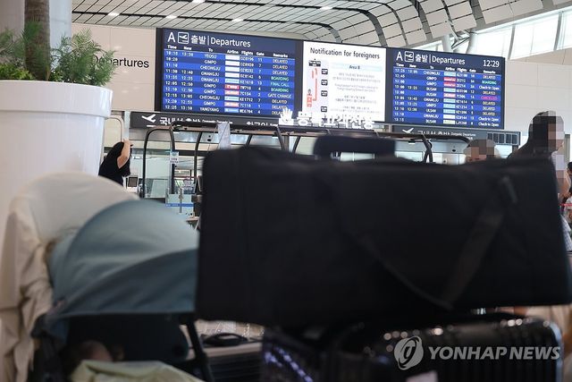 항공편 기다리는 제주공항 이용객