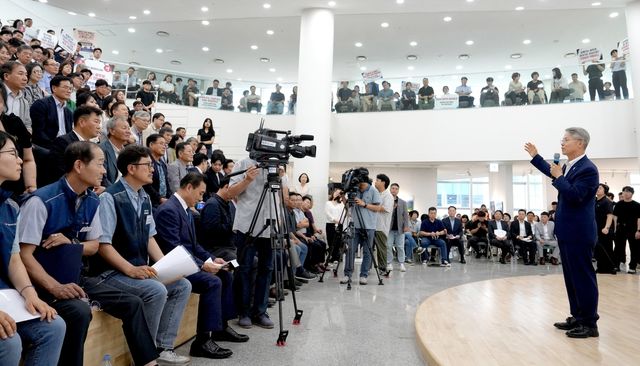 타운홀미팅서 발언하는 민형배 시장
