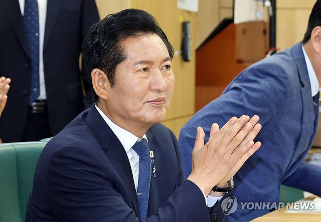손뼉치는 정청래 전 대표