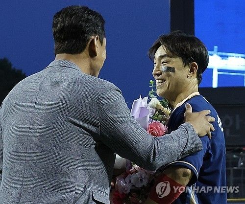 2024년 손아섭이 자신의 최다 안타를 경신하자 축하하는 박용택