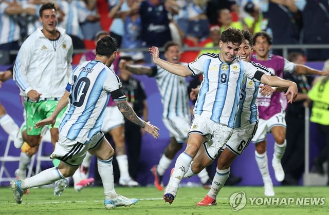 훌리안 알바레스의 결승골을 함께 기뻐하는 리오넬 메시