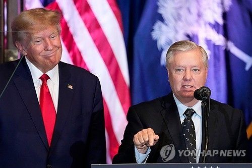 린지 그레이엄(오른쪽) 미 상원의원 연설을 듣고 있는 트럼프(왼쪽)