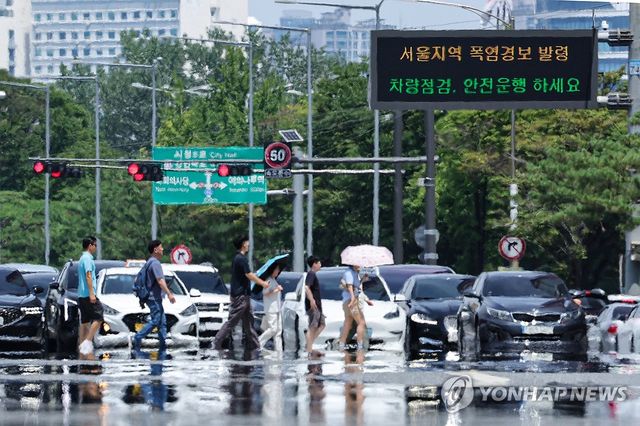뜨겁게 달궈진 도로 위 아지랑이