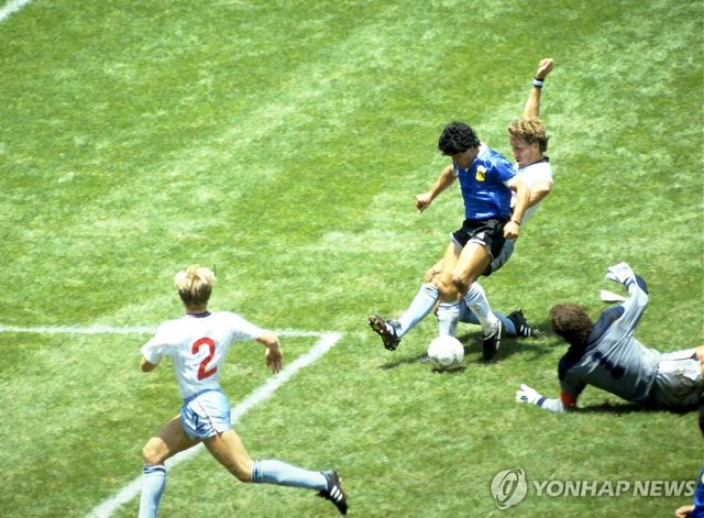 1986년 멕시코 월드컵 8강 잉글랜드전에서 뛰는 마라도나