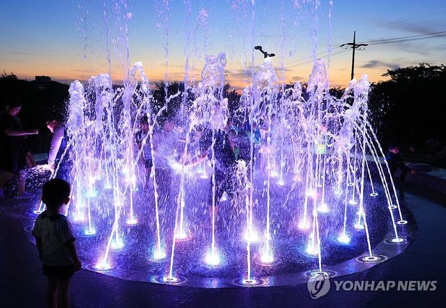 열대야 잊게 해주는 분수 물줄기