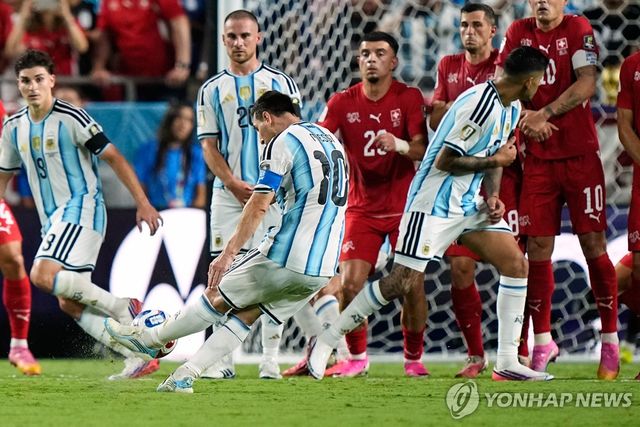 슈팅을 시도하는 아르헨티나의 리오넬 메시