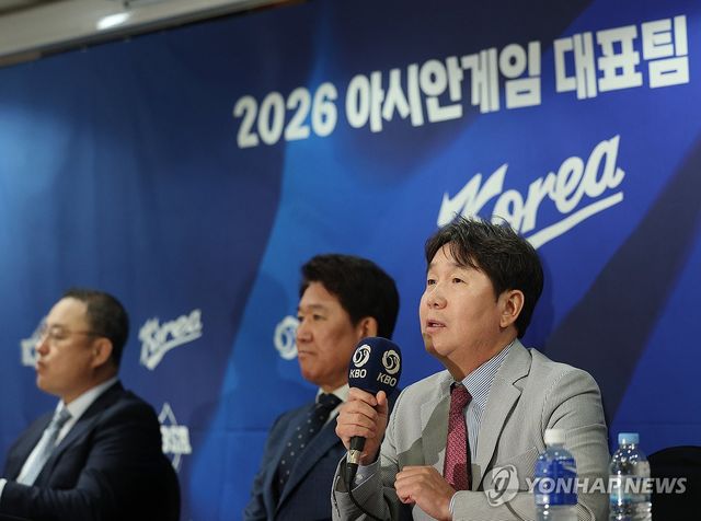 질문 답하는 류지현 감독