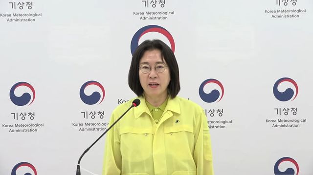 이미선 기상청장이 12일 기상청 서울청사에서 진행된 폭염중대경보 발령 브리핑에서 행동수칙 준수를 당부하고 있다. [기상청 유튜브 갈무리. 재판매 및 DB 금지]