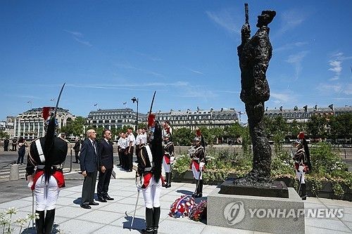 프랑스 대법원 앞 광장에 설치된 드레퓌스 동상
