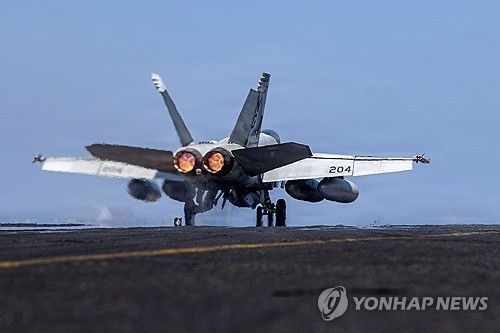 이란 공습작전 위해 미 항모 에이브러햄 링컨호에서 출격하는 F/A-18E 전투기