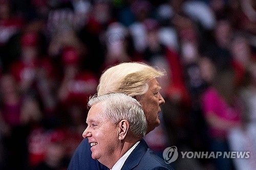 그레이엄(앞쪽) 미 연방 상원의원과 트럼프 미국 대통령(뒤쪽)