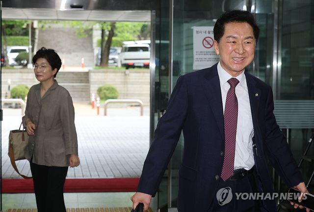 김기현 부부 속행 공판 출석