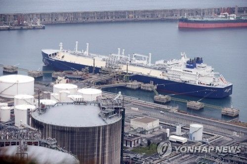 2022년 3월 러시아 야말 플랜트에서 싣고온 천연가스를 스페인 빌바오 항에서 하역하는 선박 [EPA=연합뉴스 자료사진. 재판매 및 DB 금지] 