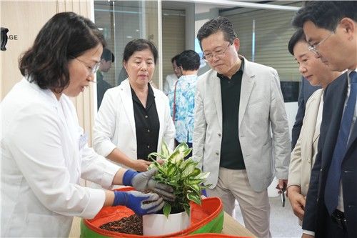 반려식물 관리 과정 살펴보는 장기수 시장(왼쪽 3번째)