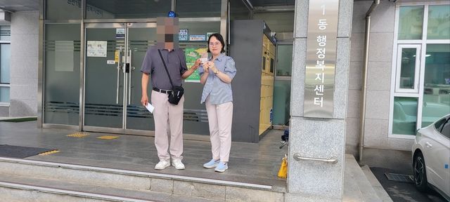김경숙 수원시 베테랑팀장(우)과 62년 만에 주민등록증 발급받은 강모씨(좌)