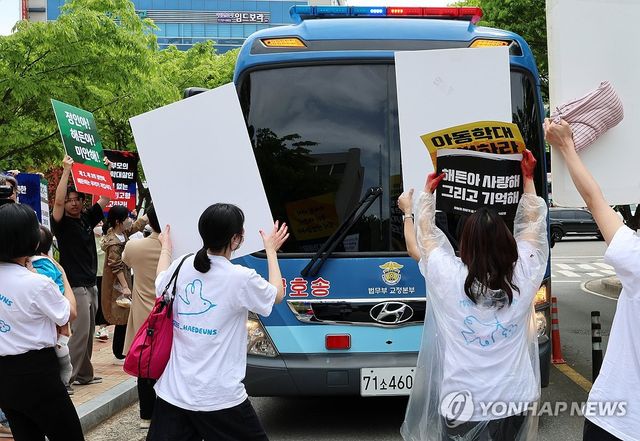 호송차 가로막은 해든이 추모 집회 참가자