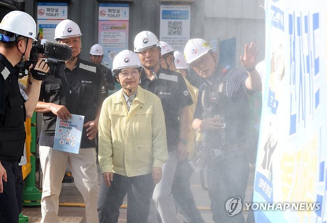 폭염.. 건설현장 찾은 한성숙 국무총리