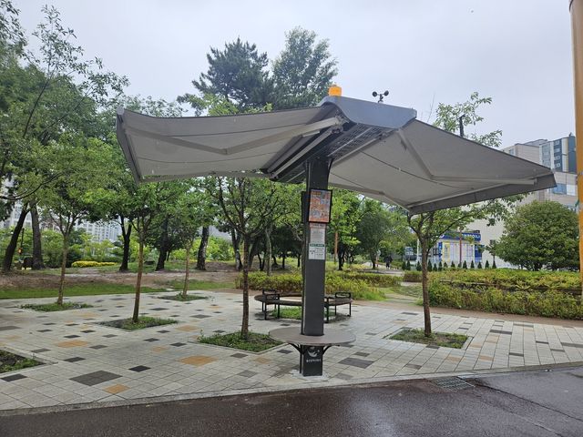 울산 북구 도로에 설치된 그늘막