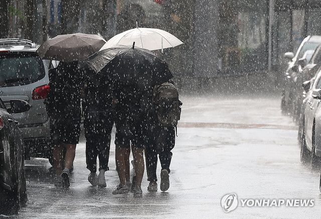 '더운데 비는 오고'