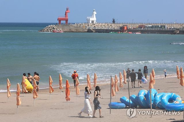 폭염 속 해수욕장 부표 설치