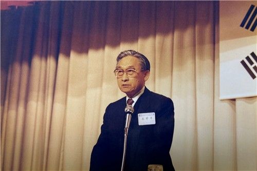 한국과학기술한림원 창립총회에서 발언하는 조완규 원장