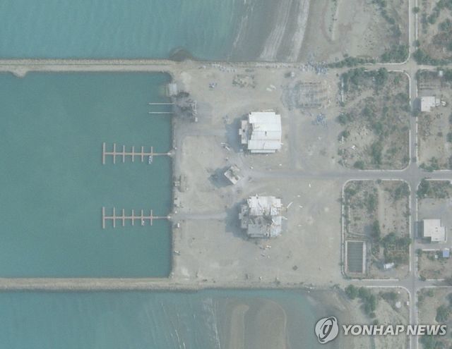 미군 공습에 파괴된 이란 항구 건물