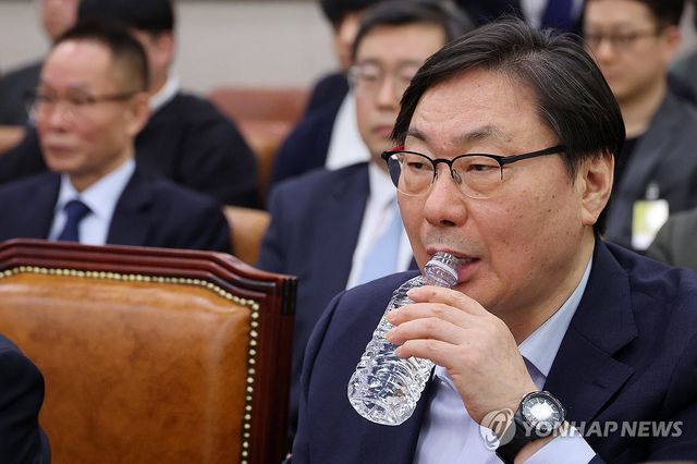 목 축이는 이화영 전 부지사