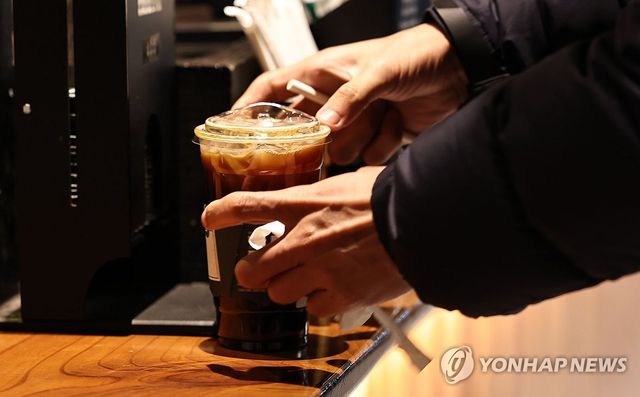 서울 시내의 한 카페에서 일회용 플라스틱 컵에 담겨 판매되는 커피. [연합뉴스 자료사진]