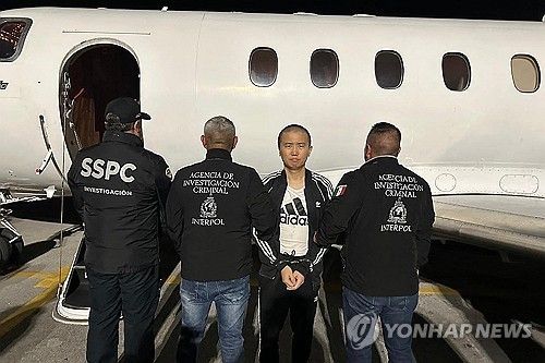 미국으로 인도된 중국인 마약범 장즈둥(오른쪽 두 번째)
