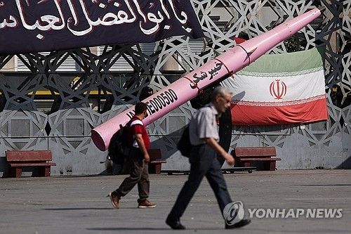 이란 국기와 미사일 모형이 걸린 이란 테헤란 거리 