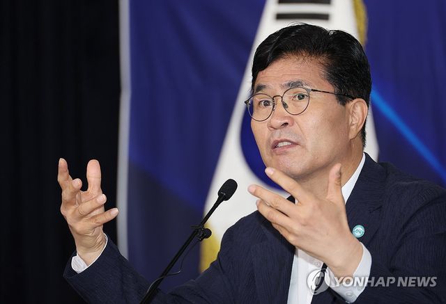 기자회견하는 이원택 전북특별자치도지사