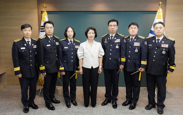 추미애(가운데) 경기도지사와 소방준감 및 소방정 승진자