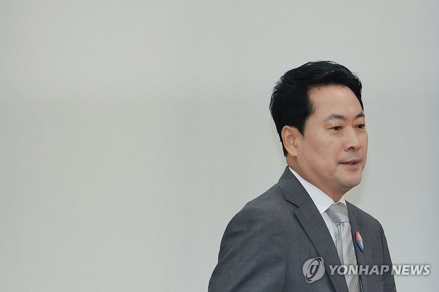 국민의힘 최고위원회의 참석하는 장동혁 대표