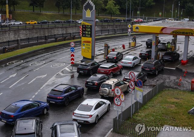 러시아 모스크바 주유소에 길게 늘어선 줄