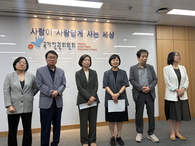 안창호 인권위원장의 자진 사퇴를 촉구하는 인권위원들