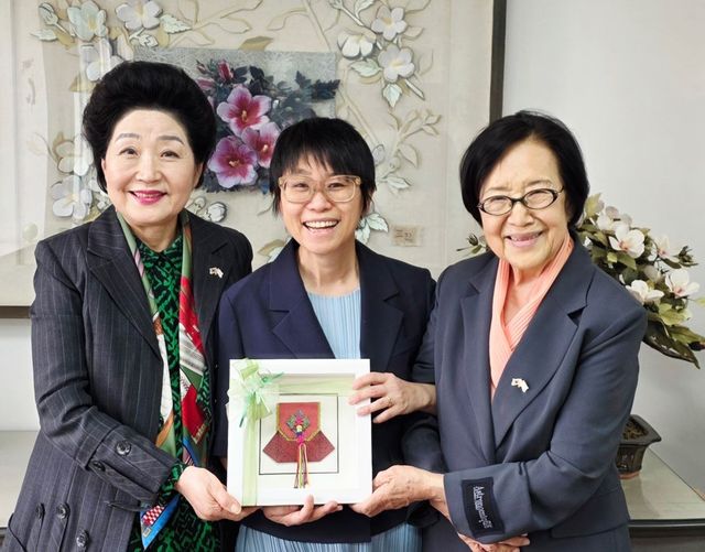 종이문화재단 찾은 옥스퍼드대 조지은 교수